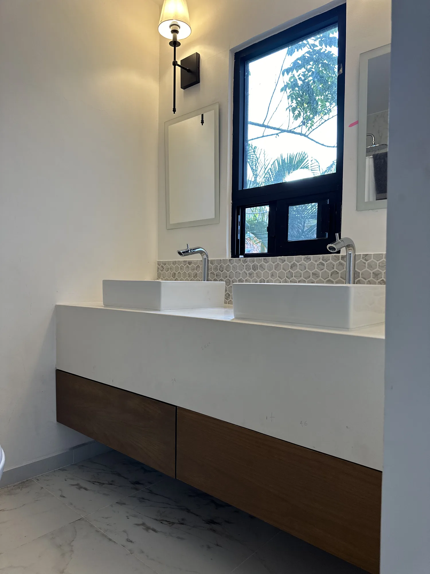 Mueble de baño flotante de doble lavabo con cubierta de piedra blanca y cajones de madera hechos a la medida