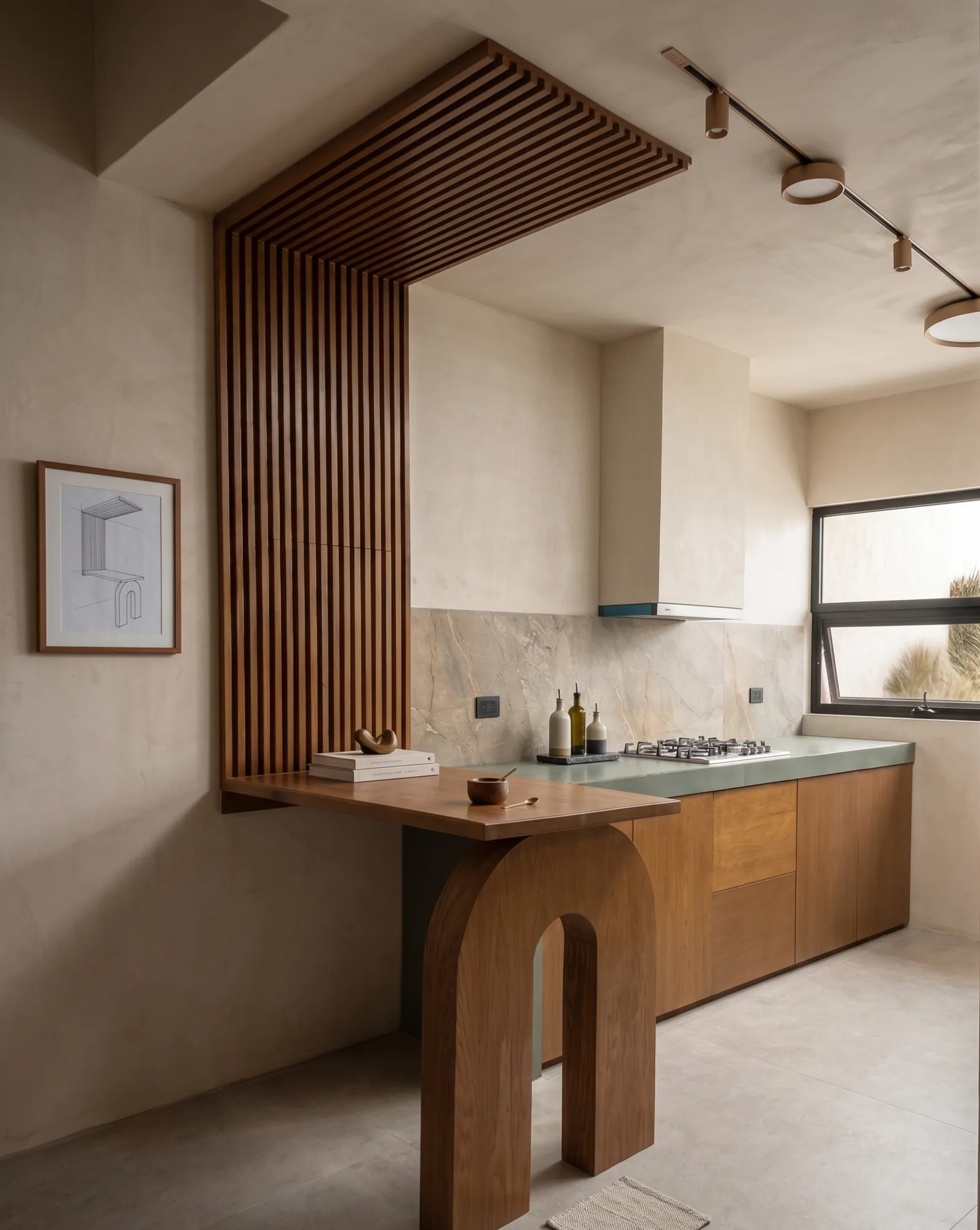 Cocina con celosía de listones de madera que envuelve la barra de desayuno con base de arco en madera maciza